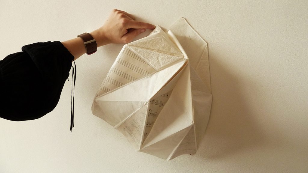 Plis partition, enduction et collage sur papier Japon, oeuvre de Sarah Behets