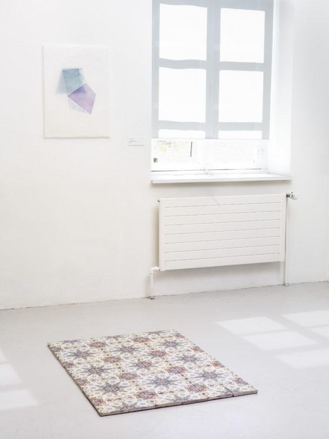 au mur oeuvre sur papier intitulé "Blinky Palermo" en dialogue avec un ensemble de carrelages disjoints, travail mémoriel, de l'artiste Jehanne Paternostre, expo collective centre culturel de Rouge Cloître, photo Paul Louis