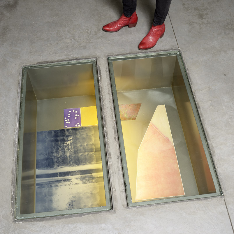 Vitrine au sol : enduction bleu, impressions taille douce et matrice de cuivre, Bruits sur la rétine, l'expérience de l'empreinte, exposition solo de Sarah Behets à La Maison CFC éditions-librairie, Bruxelles, 2018