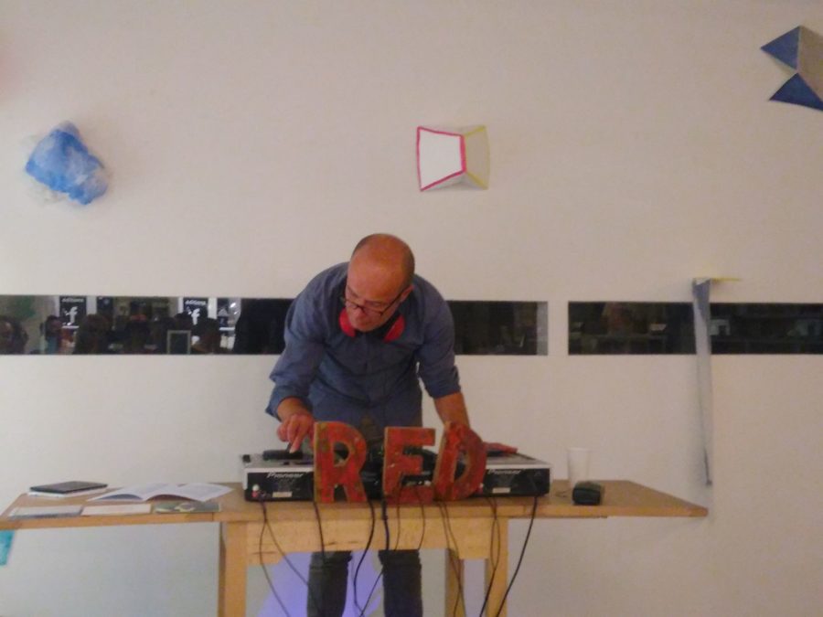 Chambre d’écoute , performance d'Axel Pleeck, le 11 octobre 2018 à l'expo de Sarah Behets , Bruits sur la rétine. Proposition de 13 plages sonores sur la possibilité d’une rencontre RED/ laboratoire pédagogique à La Maison CFC, Bruxelles, Be