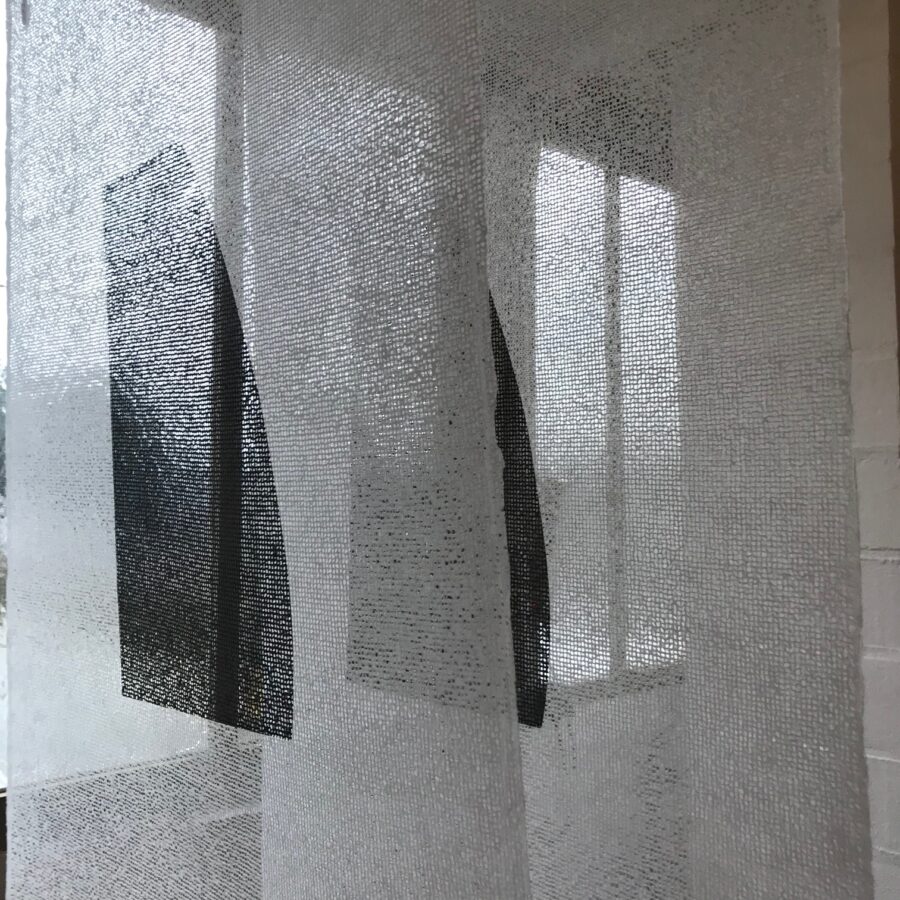 L’Atelier d'Omer, Rebecq, 2019 Exposition de Véronique de Barquin et Sarah Behets Invitation d'Aurore de Montpellier et de Noémie Goldberg/Nogold Véronique de Barquin met en tension le verre, Sarah Behets met en tension le dessin, chacune dans son champ d’exploration, nous propose de voir, sentir, percevoir quelque chose d’insaisissable, de ressentir un monde où l’assise est suspend, indétermination, trouble.