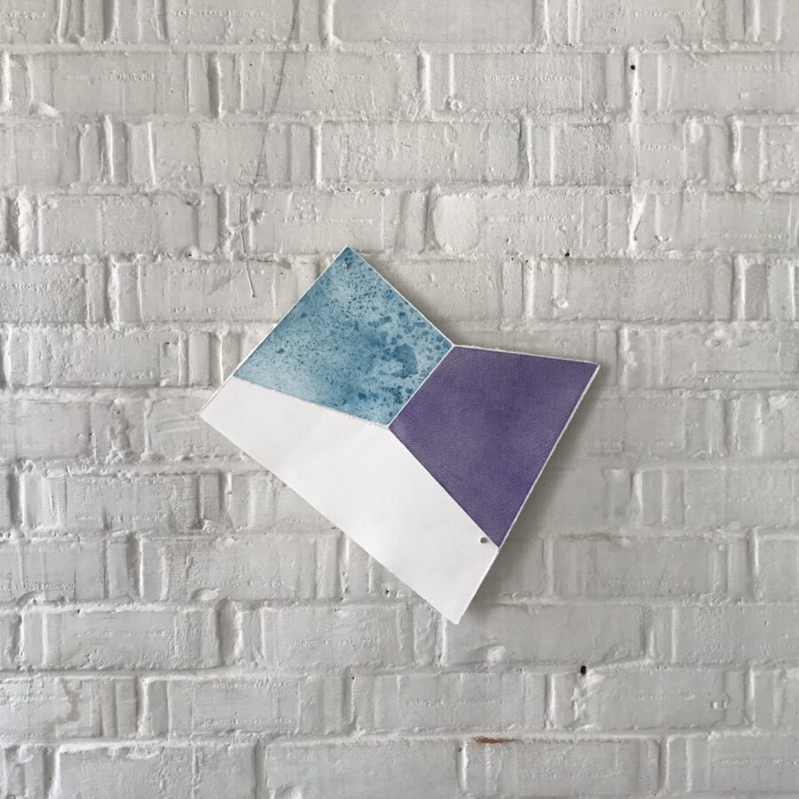 L’Atelier d'Omer, Rebecq, 2019 Exposition de Véronique de Barquin et Sarah Behets Invitation d'Aurore de Montpellier et de Noémie Goldberg/Nogold Véronique de Barquin met en tension le verre, Sarah Behets met en tension le dessin, chacune dans son champ d’exploration, nous propose de voir, sentir, percevoir quelque chose d’insaisissable, de ressentir un monde où l’assise est suspend, indétermination, trouble.