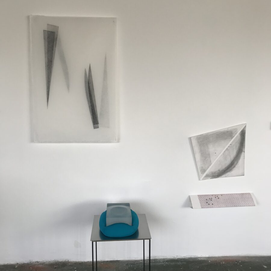 L’Atelier d'Omer, Rebecq, 2019 Exposition de Véronique de Barquin et Sarah Behets Invitation d'Aurore de Montpellier et de Noémie Goldberg/Nogold Véronique de Barquin met en tension le verre, Sarah Behets met en tension le dessin, chacune dans son champ d’exploration, nous propose de voir, sentir, percevoir quelque chose d’insaisissable, de ressentir un monde où l’assise est suspend, indétermination, trouble.
