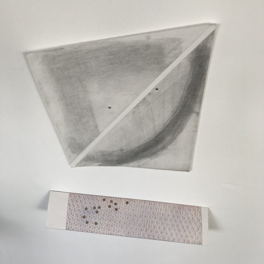 L’Atelier d'Omer, Rebecq, 2019 Exposition de Véronique de Barquin et Sarah Behets Invitation d'Aurore de Montpellier et de Noémie Goldberg/Nogold Véronique de Barquin met en tension le verre, Sarah Behets met en tension le dessin, chacune dans son champ d’exploration, nous propose de voir, sentir, percevoir quelque chose d’insaisissable, de ressentir un monde où l’assise est suspend, indétermination, trouble.