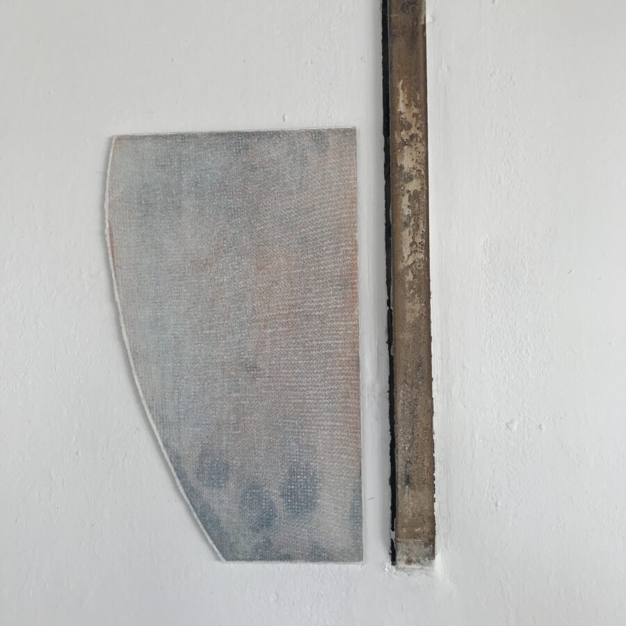 L’Atelier d'Omer, Rebecq, 2019 Exposition de Véronique de Barquin et Sarah Behets Invitation d'Aurore de Montpellier et de Noémie Goldberg/Nogold Véronique de Barquin met en tension le verre, Sarah Behets met en tension le dessin, chacune dans son champ d’exploration, nous propose de voir, sentir, percevoir quelque chose d’insaisissable, de ressentir un monde où l’assise est suspend, indétermination, trouble.
