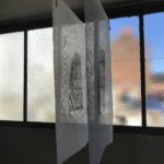 L’Atelier d'Omer, Rebecq, 2019 Exposition de Véronique de Barquin et Sarah Behets Invitation d'Aurore de Montpellier et de Noémie Goldberg/Nogold Véronique de Barquin met en tension le verre, Sarah Behets met en tension le dessin, chacune dans son champ d’exploration, nous propose de voir, sentir, percevoir quelque chose d’insaisissable, de ressentir un monde où l’assise est suspend, indétermination, trouble.