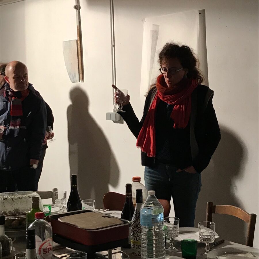 L’Atelier d'Omer, Rebecq, 2019 Exposition de Véronique de Barquin et Sarah Behets Invitation d'Aurore de Montpellier et de Noémie Goldberg/Nogold Véronique de Barquin met en tension le verre, Sarah Behets met en tension le dessin, chacune dans son champ d’exploration, nous propose de voir, sentir, percevoir quelque chose d’insaisissable, de ressentir un monde où l’assise est suspend, indétermination, trouble.
