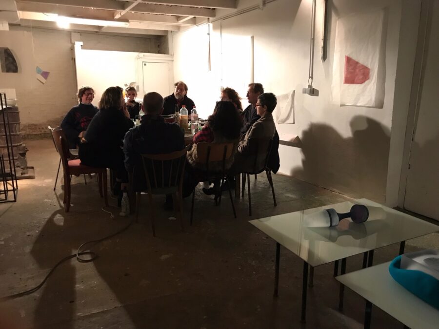 L’Atelier d'Omer, Rebecq, 2019 Exposition de Véronique de Barquin et Sarah Behets Invitation d'Aurore de Montpellier et de Noémie Goldberg/Nogold Véronique de Barquin met en tension le verre, Sarah Behets met en tension le dessin, chacune dans son champ d’exploration, nous propose de voir, sentir, percevoir quelque chose d’insaisissable, de ressentir un monde où l’assise est suspend, indétermination, trouble.