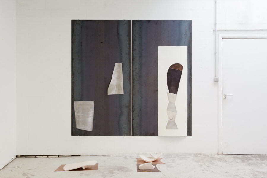 Des fragments d’atelier, recherche plastique de l'artiste Sarah Behets, vue d’ensemble, Composites,Tôle d’acier, impression sur papier Hahnemühle, modelages en terre posés sur cuivre, dimension variable, Installation 2025© ZVDH Photographie
