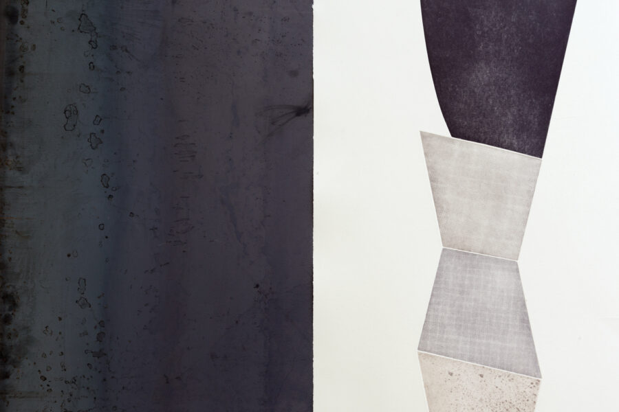 Des fragments d’atelier, recherche plastique de l'artiste Sarah Behets, vue d’ensemble, Composites,tôle d’acier, impression sur papier Hahnemühle, modelages en terre posés sur cuivre, dimension variable, Installation 2025© ZVDH Photographie