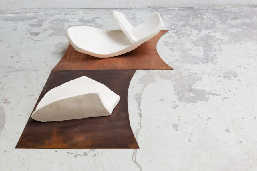 Des fragments d’atelier, recherche plastique de l'artiste Sarah Behets, vue d’ensemble, Composites,tôle d’acier, impression sur papier Hahnemühle, modelages en terre posés sur cuivre, dimension variable, Installation 2025© ZVDH Photographie