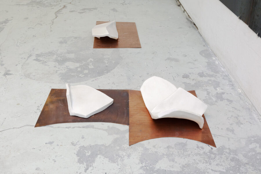 Des fragments d’atelier, recherche plastique de l'artiste Sarah Behets, vue d’ensemble, Composites,tôle d’acier, impression sur papier Hahnemühle, modelages en terre posés sur cuivre, dimension variable, Installation 2025© ZVDH Photographie
