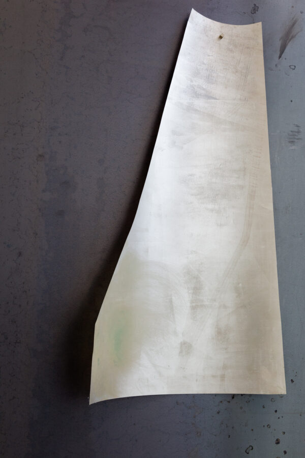 Des fragments d’atelier, recherche plastique de l'artiste Sarah Behets, vue d’ensemble, Composites,tôle d’acier, impression sur papier Hahnemühle, modelages en terre posés sur cuivre, dimension variable, Installation 2025© ZVDH Photographie