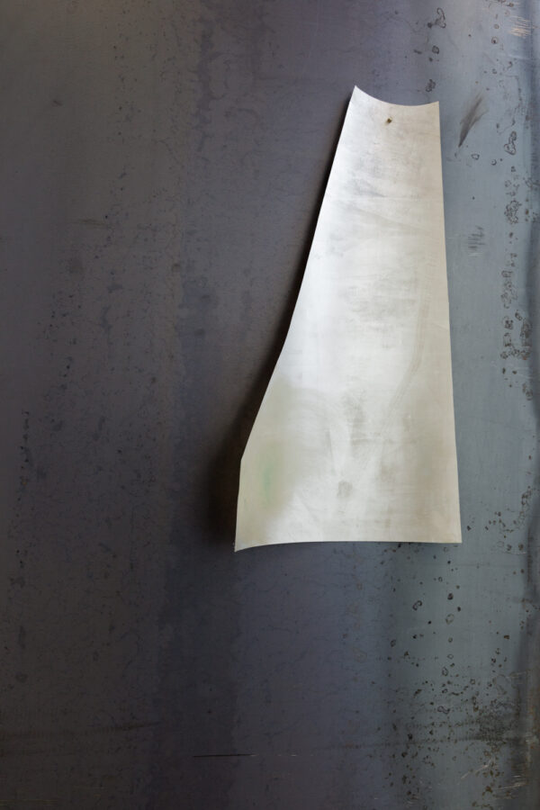 Des fragments d’atelier, recherche plastique de l'artiste Sarah Behets, vue d’ensemble, Composites,tôle d’acier, impression sur papier Hahnemühle, modelages en terre posés sur cuivre, dimension variable, Installation 2025© ZVDH Photographie