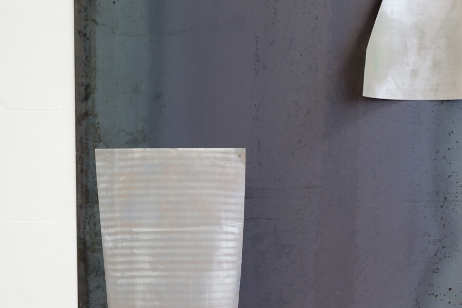 Des fragments d’atelier, recherche plastique de l'artiste Sarah Behets, vue d’ensemble, Composites,tôle d’acier, impression sur papier Hahnemühle, modelages en terre posés sur cuivre, dimension variable, Installation 2025© ZVDH Photographie
