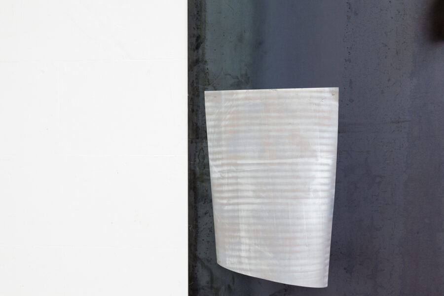 Des fragments d’atelier, recherche plastique de l'artiste Sarah Behets, vue d’ensemble, Composites,tôle d’acier, impression sur papier Hahnemühle, modelages en terre posés sur cuivre, dimension variable, Installation 2025© ZVDH Photographie