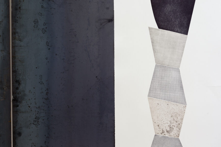 Des fragments d’atelier, recherche plastique de l'artiste Sarah Behets, vue d’ensemble, Composites,tôle d’acier, impression sur papier Hahnemühle, modelages en terre posés sur cuivre, dimension variable, Installation 2025© ZVDH Photographie