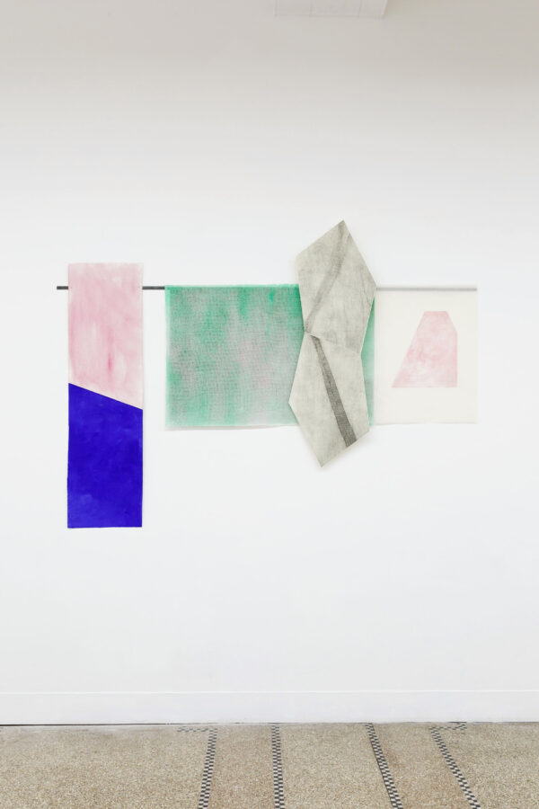 Oeuvre réalisée par Sarah Behets, photo de Détail, montage de 4 pièces, aquarelle, impressions taille douce sur papier Hahnemühle et papier japon, aquarelles sur papier japon, caséine sur papier Hahnemühle, 140 x 210 cm, 2024-25 © photo : ZVDH