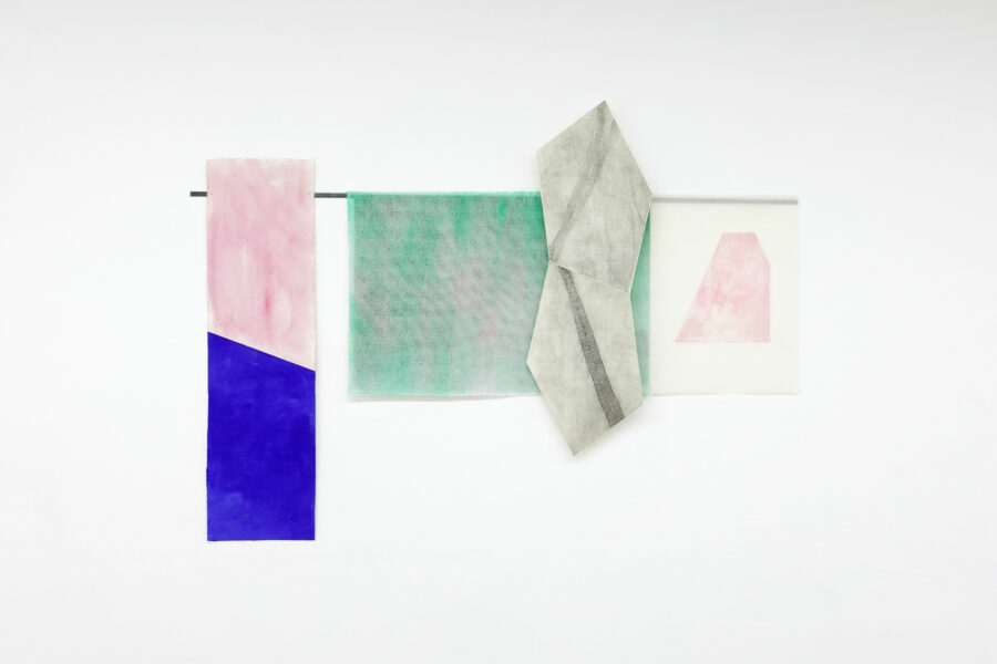 Oeuvre réalisée par Sarah Behets, photo de Détail, montage de 4 pièces, aquarelle, impressions taille douce sur papier Hahnemühle et papier japon, aquarelles sur papier japon, caséine sur papier Hahnemühle, 140 x 210 cm, 2024-25 © photo : ZVDH