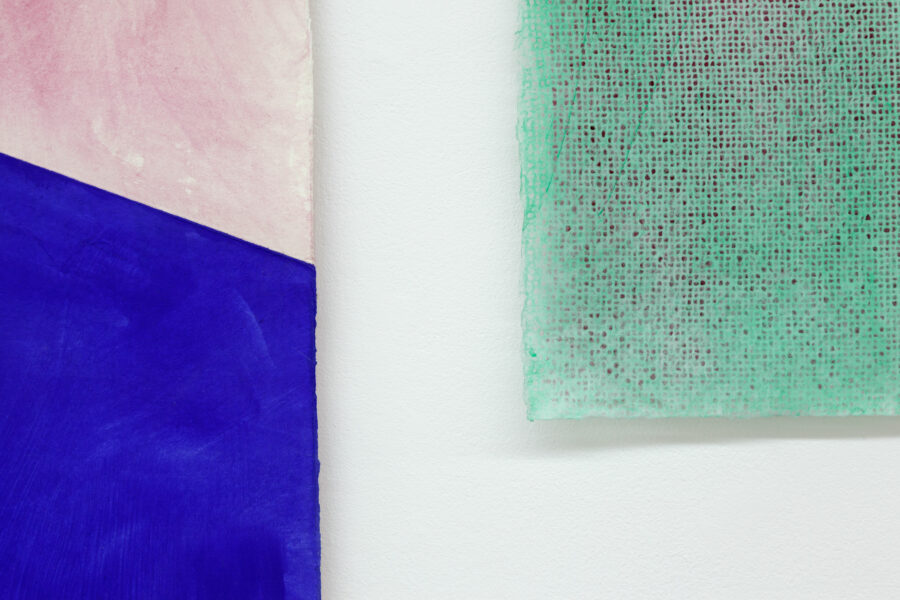 Oeuvre réalisée par Sarah Behets, photo de Détail, montage de 4 pièces, aquarelle, impressions taille douce sur papier Hahnemühle et papier japon, aquarelles sur papier japon, caséine sur papier Hahnemühle, 140 x 210 cm, 2024-25 © photo : ZVDH